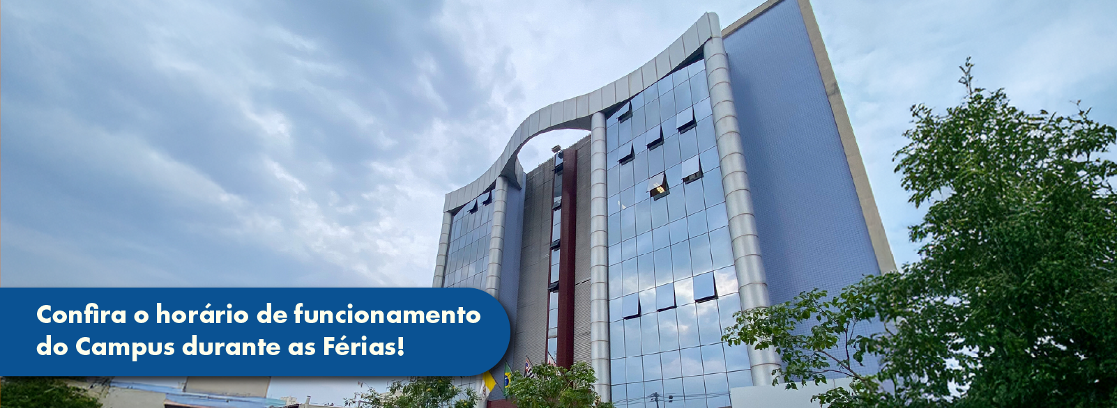 Imagem da fachada da instituição com o texto "Confira o horário de Funcionamento durante as férias"