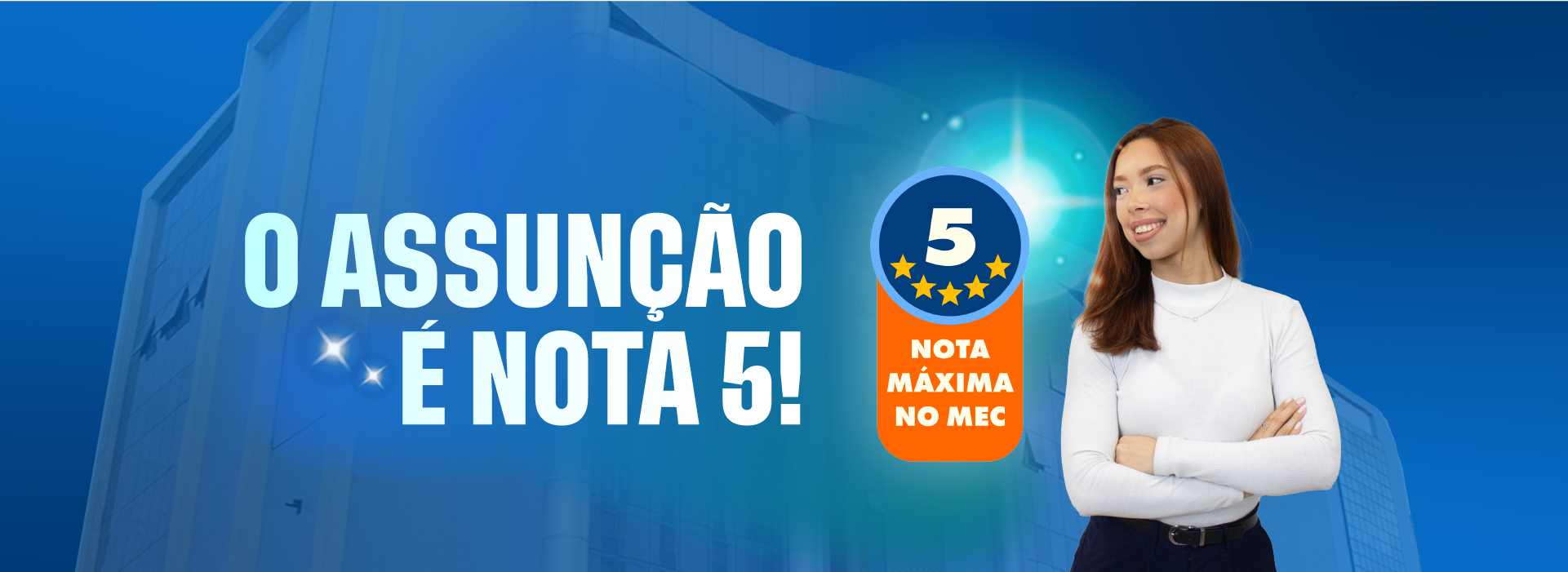 Estudante sorridente com os braços cruzados, posicionada ao lado da frase em destaque: “O Assunção é nota 5!”. Ao lado, selo azul e laranja com a avaliação “5 estrelas” e o texto “Nota máxima no MEC”. Fundo azul com imagem sutil do prédio institucional do Centro Universitário Assunção.