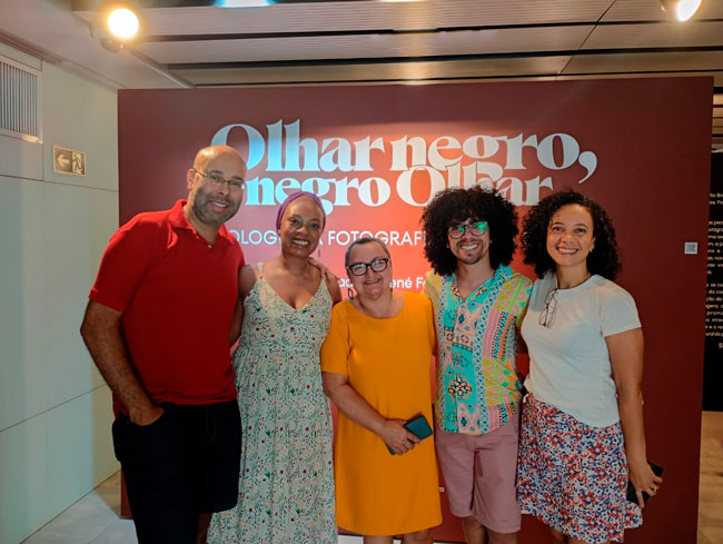 Alunos que apresentaram artigos em evento em Salvador acompanham a Prof.ª Kajali Lima Vitorio em uma visita à exposição “Olhar Negro, Negro Olhar - Antologia da Fotografia Negra na Bahia”.
