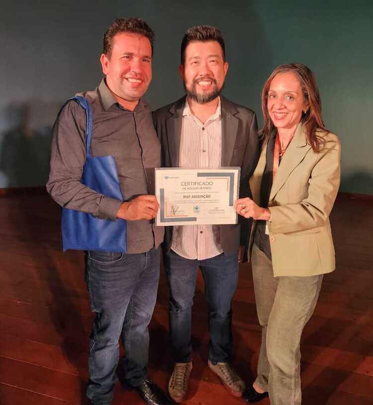 Professores do Assunção recebendo certificado.