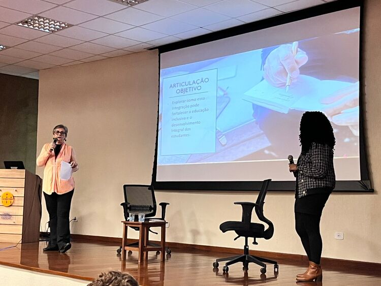 Professora Solange e Heyde durante segunda palestra da noite