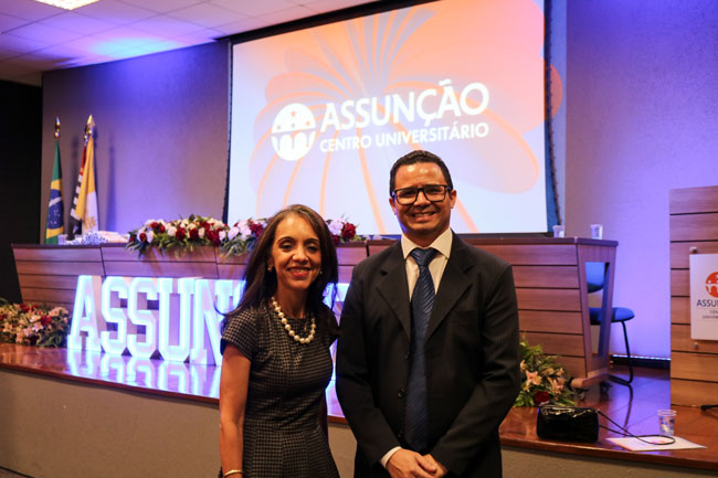 Pró-reitora de Pós-Graduação, Prof.ª Dr.ª Edineide Maria de Oliveira e Prof. Me. Elton da Silva Santana, coordenador do curso de Pós-Graduação em História e Sagrada Escritura.