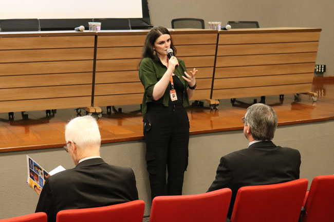 Reitora Prof.ª Dr.ª Karen Ambra falando com os novos padres.