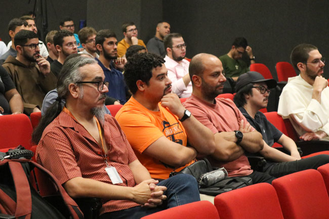 Alunos e docentes participam da Aula Magna.