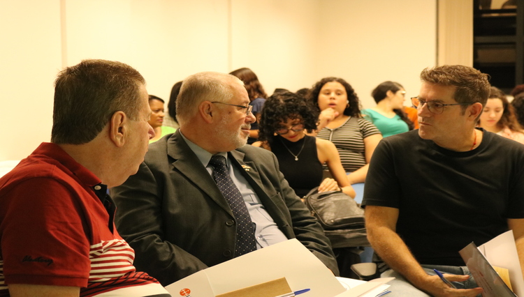 : Especialistas discutindo as apresentações dos alunos.