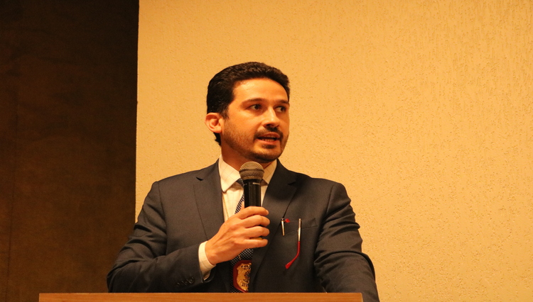 Delegado Matheus Rezende Dias durante a palestra.