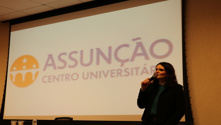 Prof.ª Dra. Karen Ambra introduzindo a palestra.