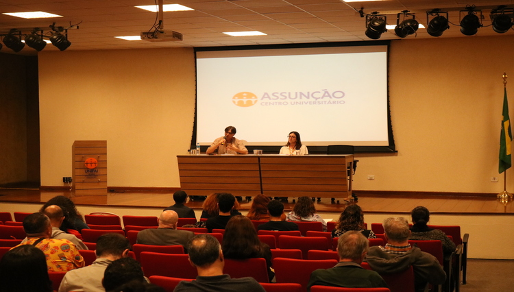 Prof. Me. Valmir Mendes dos Santos Junior e Prof.ª Dr.ª Viviane de Paula durante palestra.