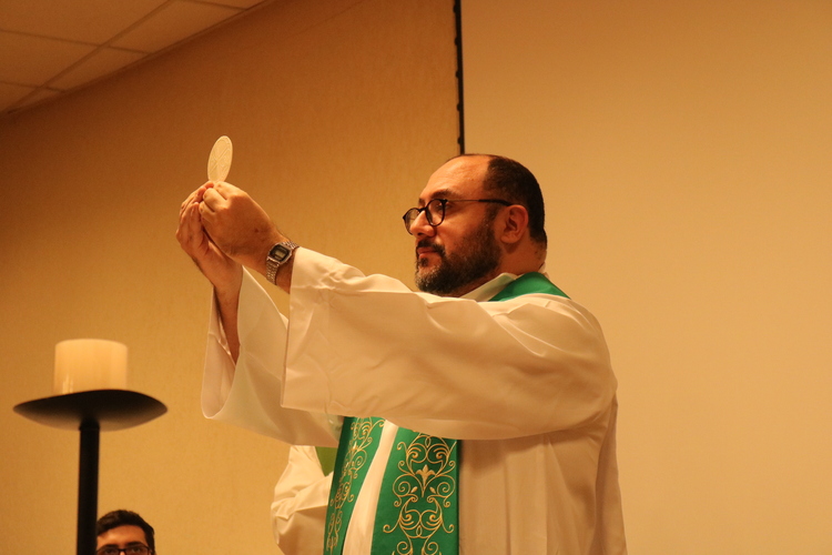 Padre Rodrigo Pires durante missa de abertura do Simpósio