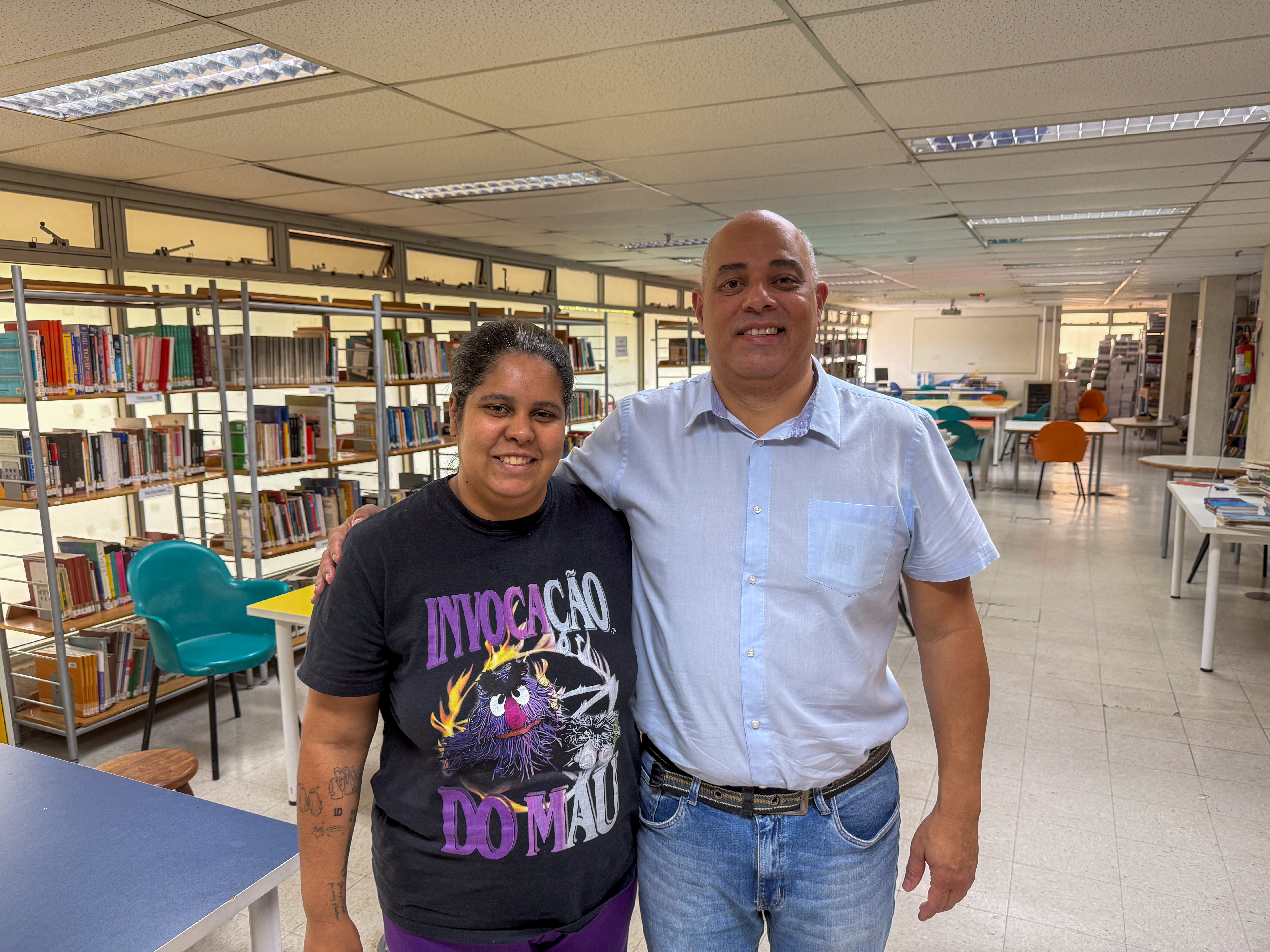 Ingrid, bibliotecária da ETEC Pq da Juventude e egressa do Assunção com o Prof. Me. Rogerio Xavier Neves