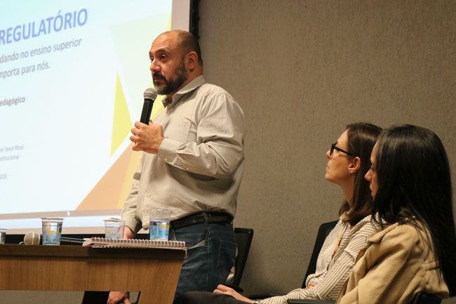 Prof. Dr. Pe. Rodrigo Pires Vilela durante sua fala.