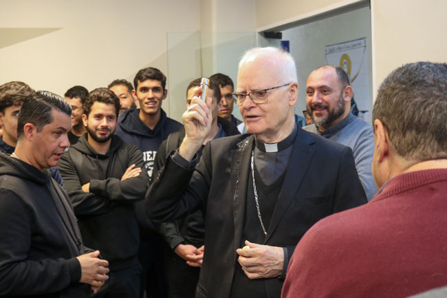 Cardeal Dom Odilo Pedro Scherer concede a bênção à Sala da Pastoral Universitária e aos presentes.