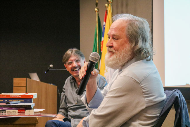 Prof. Dr. Antônio Raggo (PUC-SP) e Prof. Dr. Valmir Mendes Júnior durante a programação do primeiro dia da Jornada.