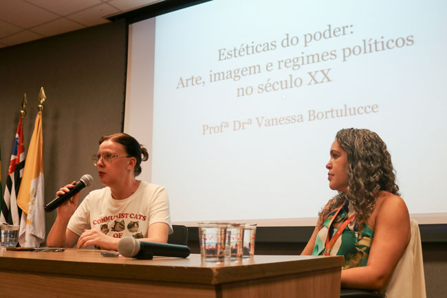 Prof.ª Dr.ª Vanessa Bortulucce (Centro Universitário Assunção) e Prof.ª Dr.ª Danielle Manoel Pereira durante a palestra “O Fascismo e a Produção Artística”.