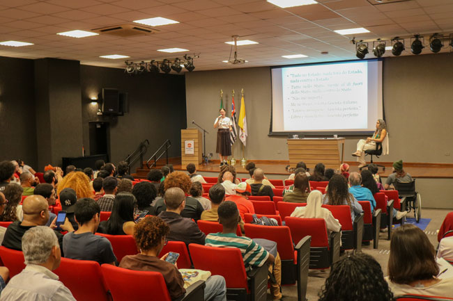 Auditório lotado durante o terceiro dia da I Jornada Acadêmica de História.