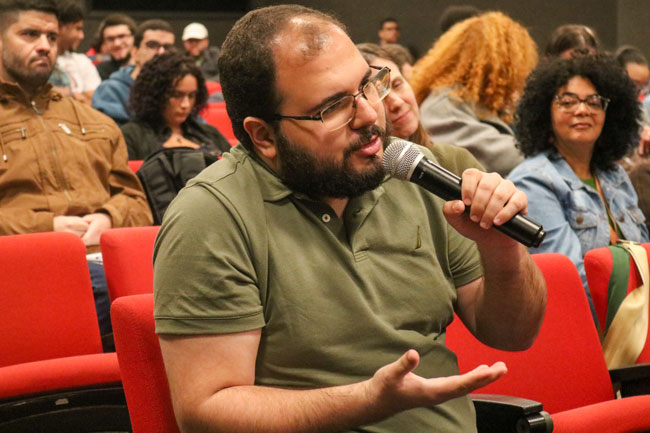 Estudante participa do debate com questionamento durante a palestra.