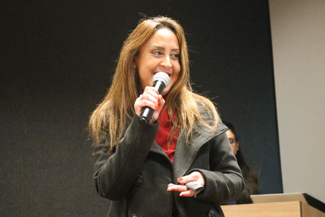 Dra. Patrícia Coelho de Carvalho interage com o público.