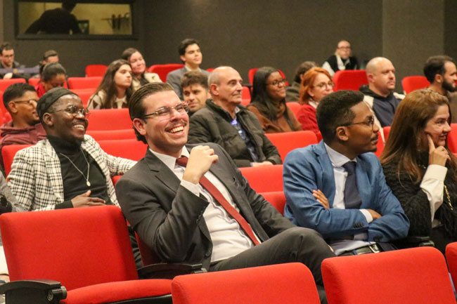 Alunos do curso de Direito acompanham a palestra.
