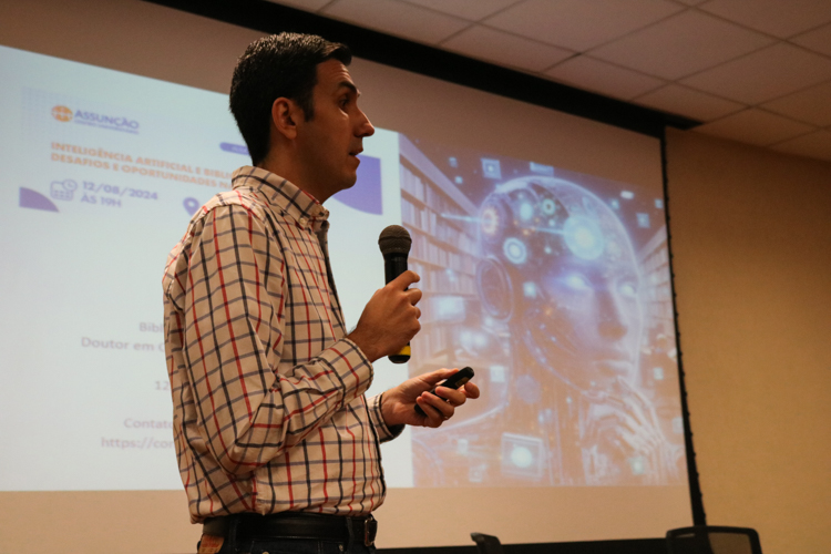 Dr. Leonardo Assis durante sua apresentação