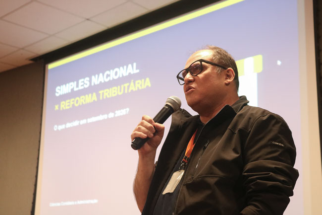 Prof. Me. Miguel Gazola apresenta aos estudantes a atuação do NAF Assunção.