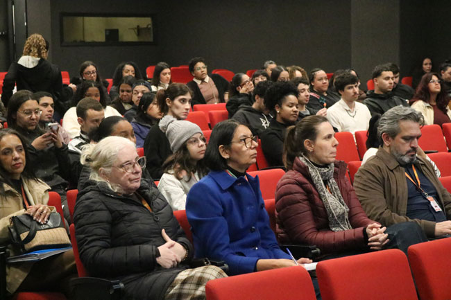Estudantes e professores dos cursos de Administração e Ciências Contábeis reunidos no auditório do Centro Universitário Assunção.