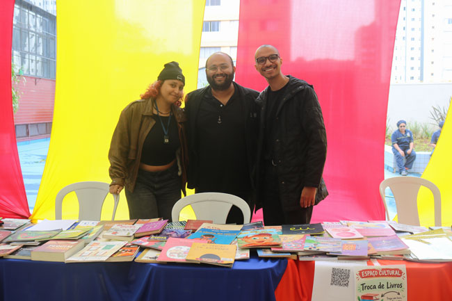 Alunos do curso de Biblioteconomia responsáveis pela troca de livros durante a Feira.
