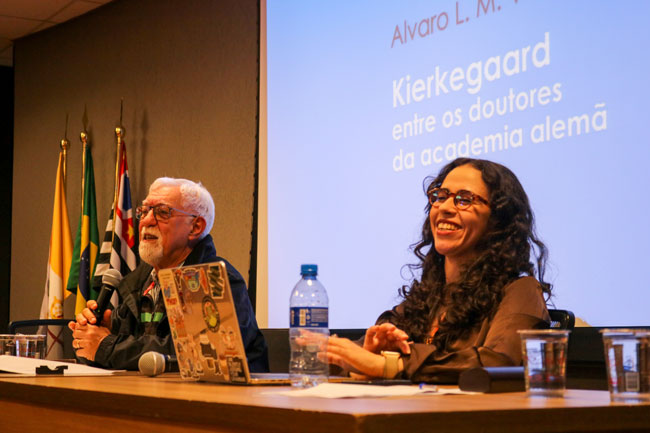 Prof. Dr. Álvaro Valls durante sua fala ao lado da Prof.ª Dr.ª Natália Mendes Teixeira, docente do curso de Filosofia do Centro Universitário Assunção.