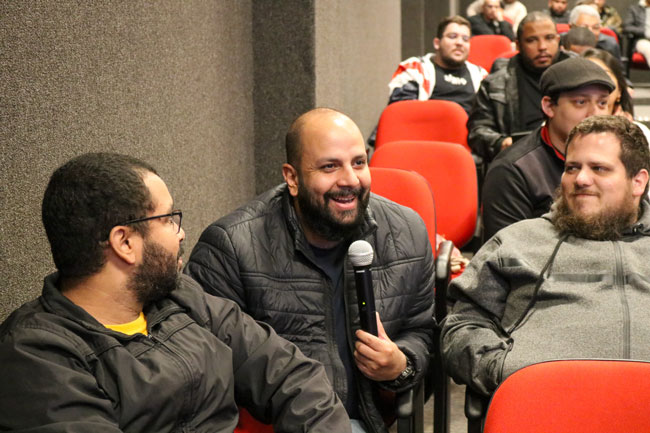 Alunos participando com questionamentos durante a I Jornada Filosófica Estudantil.
