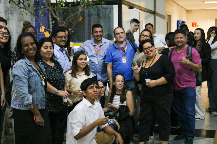 Alunos e docentes presentes na inauguração.