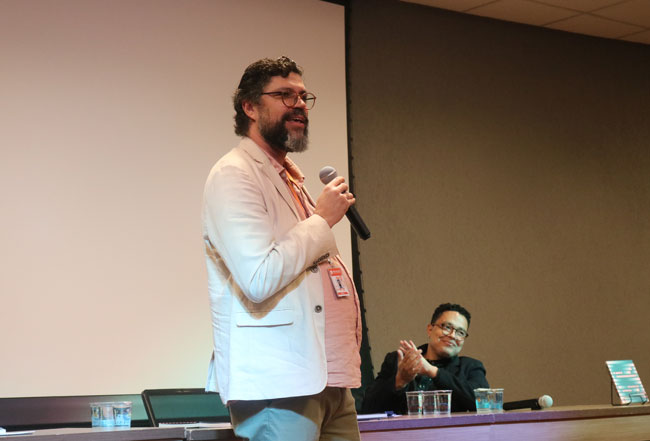 Prof. Dr. Thiago Rodrigues durante mediação do evento.