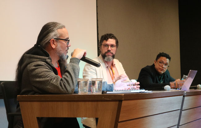 Prof. Dr. Jean Rodrigues Siqueira durante debate com palestrante.