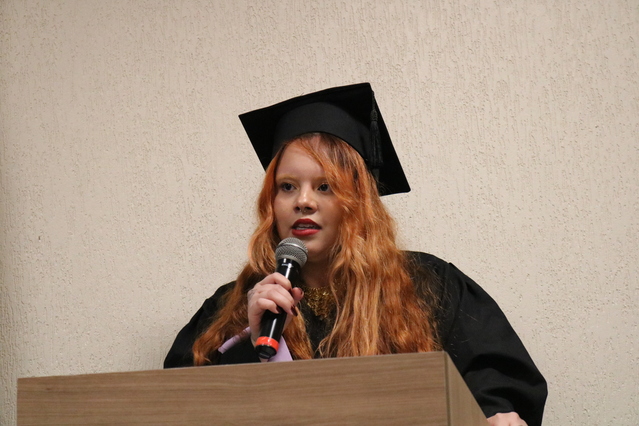 Aluna do Assunção durante discurso na formatura