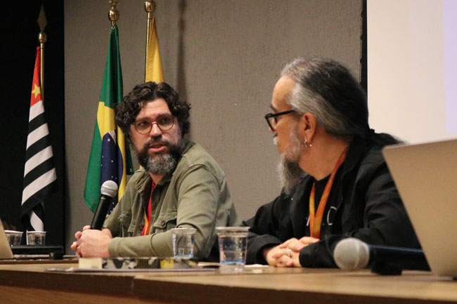 Professores Dr. Thiago Rodrigues e Dr. Jean Siqueira durante as palestras do segundo dia da II Jornada Filosófica.