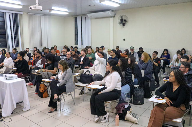 Alunos de todos os semestres do curso de Direito se reúnem para assistir as simulações.