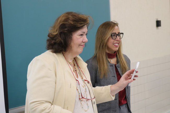 Dra. Sandra Eli Zacheo de Goes e Dra. Patrícia Coelho de Carvalho na introdução do caso aos alunos.