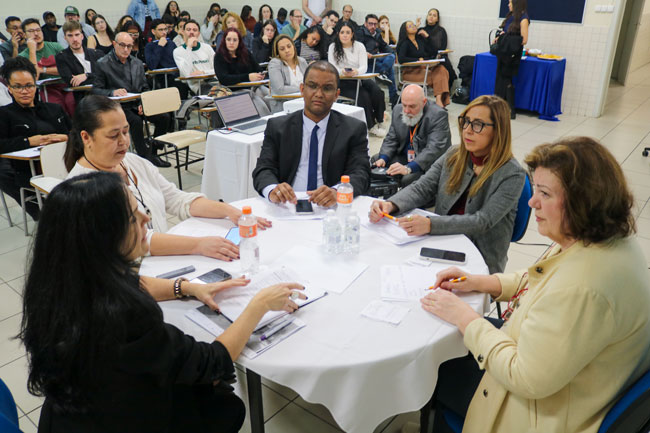 Advogadas e estudantes realizam a primeira simulação.