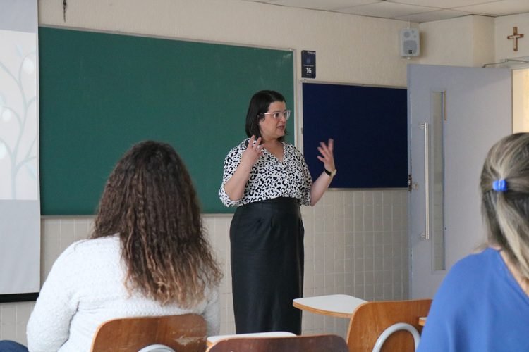 Psicóloga Ana Carolina durante palestra.