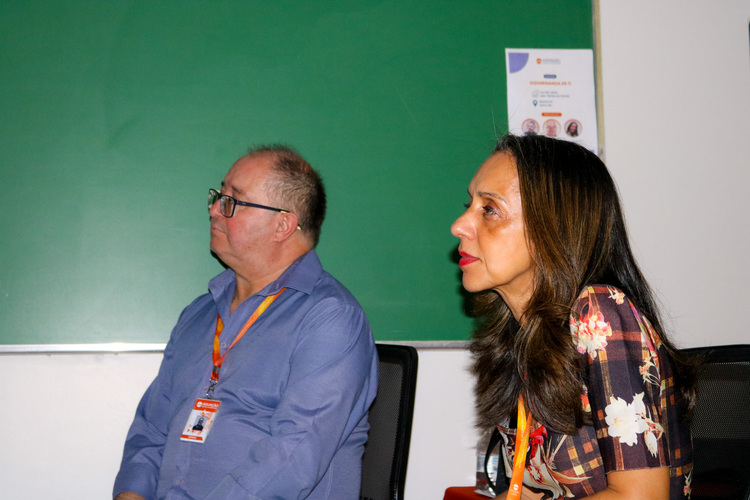 Professores Edineide e Sergio durante Palestra.