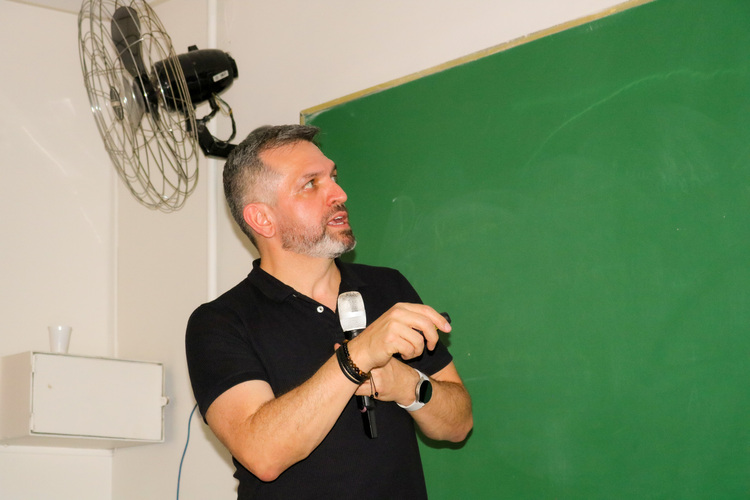 Palestrante Me. Leandro da Silva durante apresentação