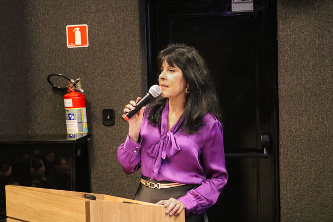 Prof.ª Me. Roberta Guimarães abrindo o evento.