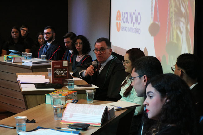 Dr. Paulo Fernando Garcia atuando como Juiz no evento, ao lado dos alunos do 6º semestre do curso de Direito.