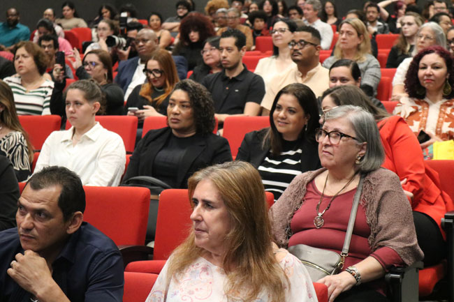 Profissionais, pesquisadores e estudantes da área de Biblioteconomia reunidos para prestigiar a cerimônia do XV Prêmio Biblioteconomia Paulista “Laura Russo”.