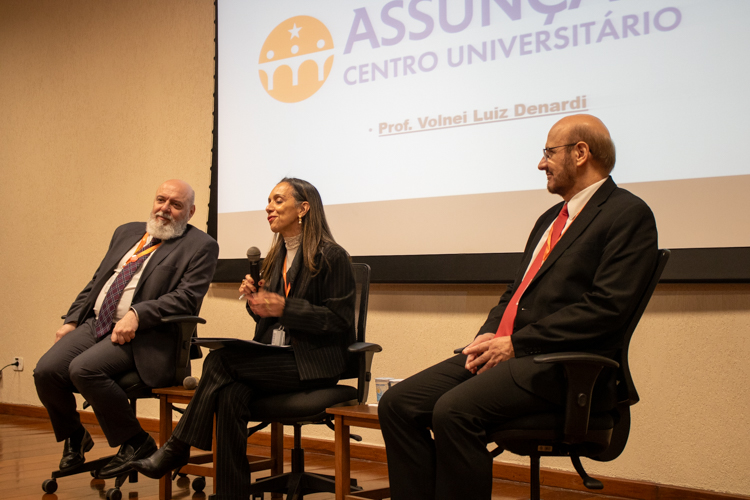 Professores durante palestra no auditório