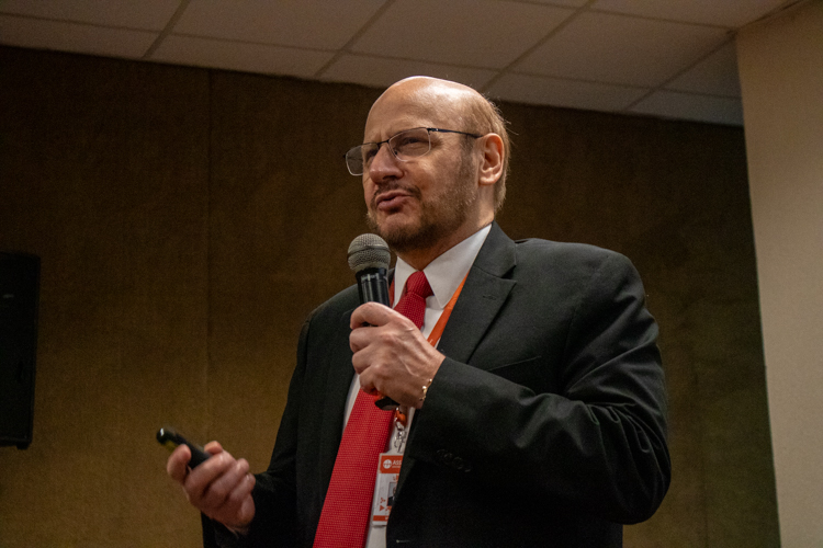 Prof. Me. Volnei Dernardi durante palestra