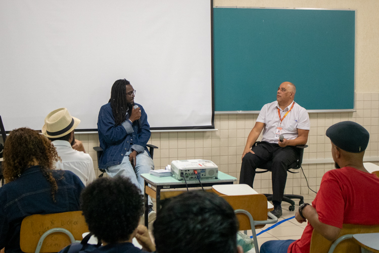 Renan Wangler e Prof. Me. Rogerio Xavier Neves na palestra Versos da Reexistência para os alunos de Biblioteconomia.