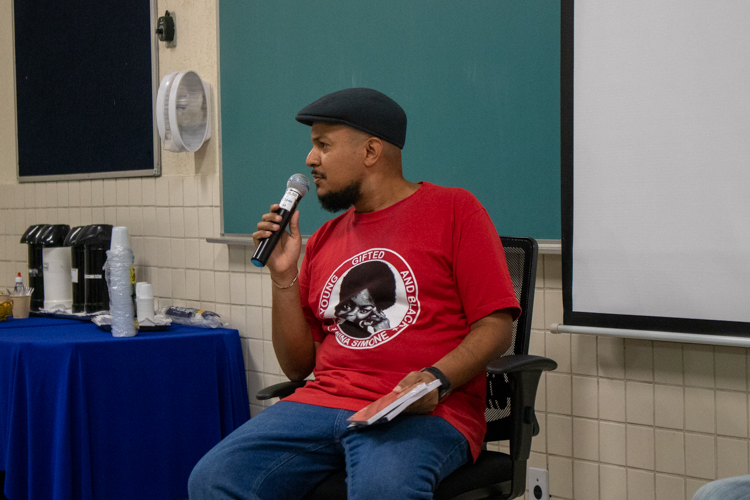 Hugo Paz durante palestra “Arte e Palavra”