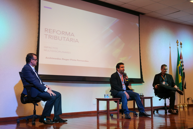 Me. Archimedes Roger Pinto Fernandes, Prof. Dr. Alessandro Fuentes Venturini e Prof. Me. José Olímpio Neto durante palestra