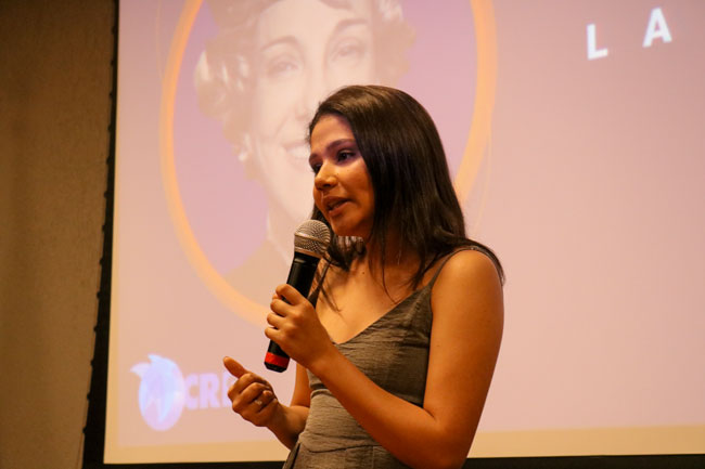 Carina Lins Nobre, ex-aluna do Centro Universitário Assunção, durante sua fala.