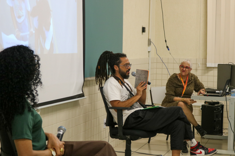 Rodrigo Almeida falando com alunos de Biblioteconomia