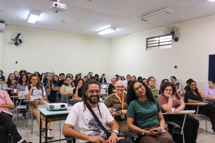 Professoras, palestrante e alunos de Biblioteconomia durante palestra “Leitura que Transforma”